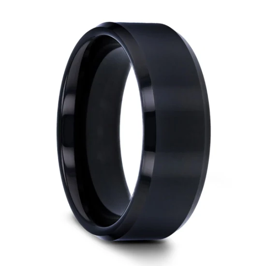 Базовое мужское обручальное кольцо из черного и серебряного вольфрама с матовой отделкой, скошенным полированным краем и удобной посадкой.